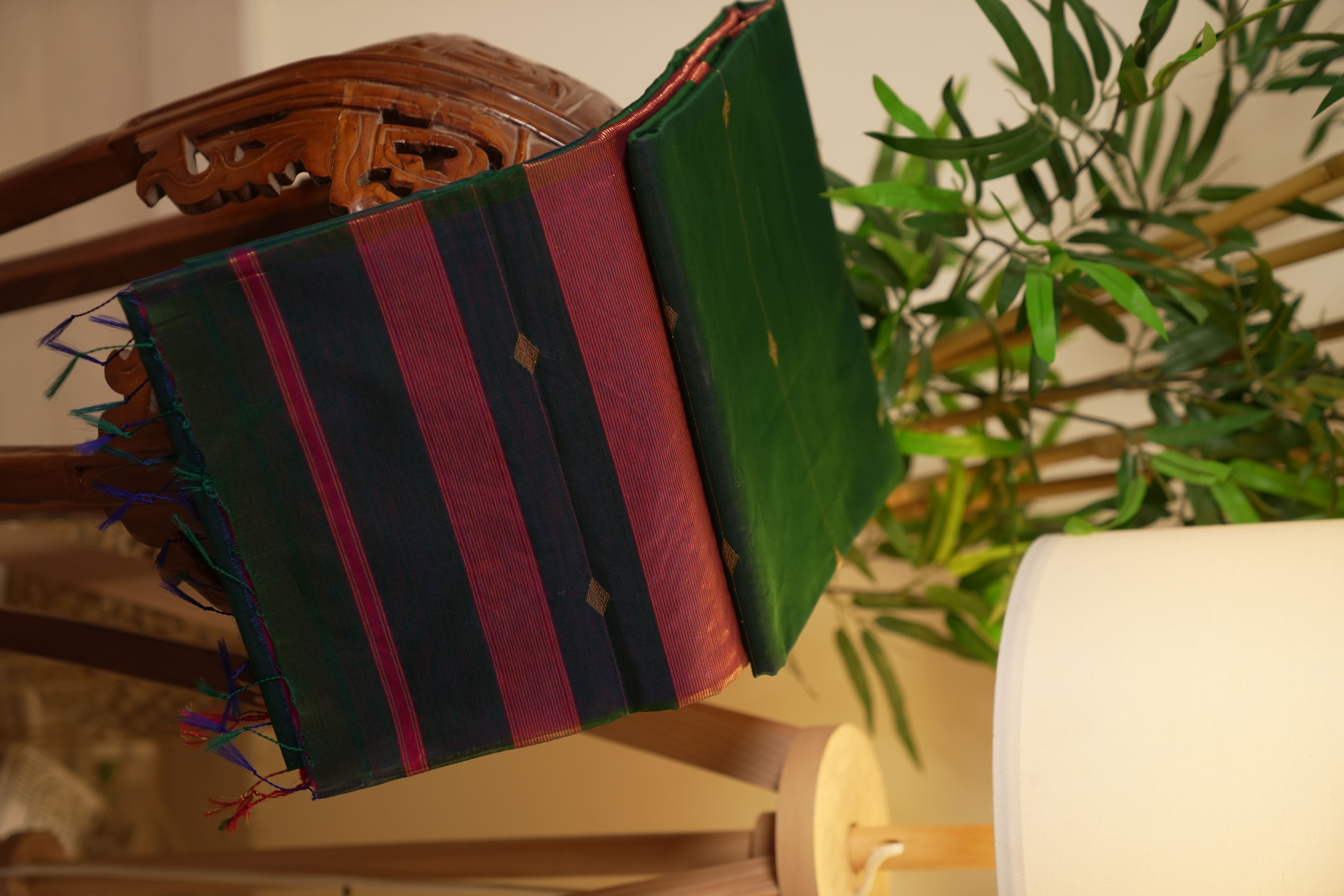 Pure Handloom Maheshwari Silk Cotton Saree – Dual-Tone Emerald Green with Gold Zari Splendour
